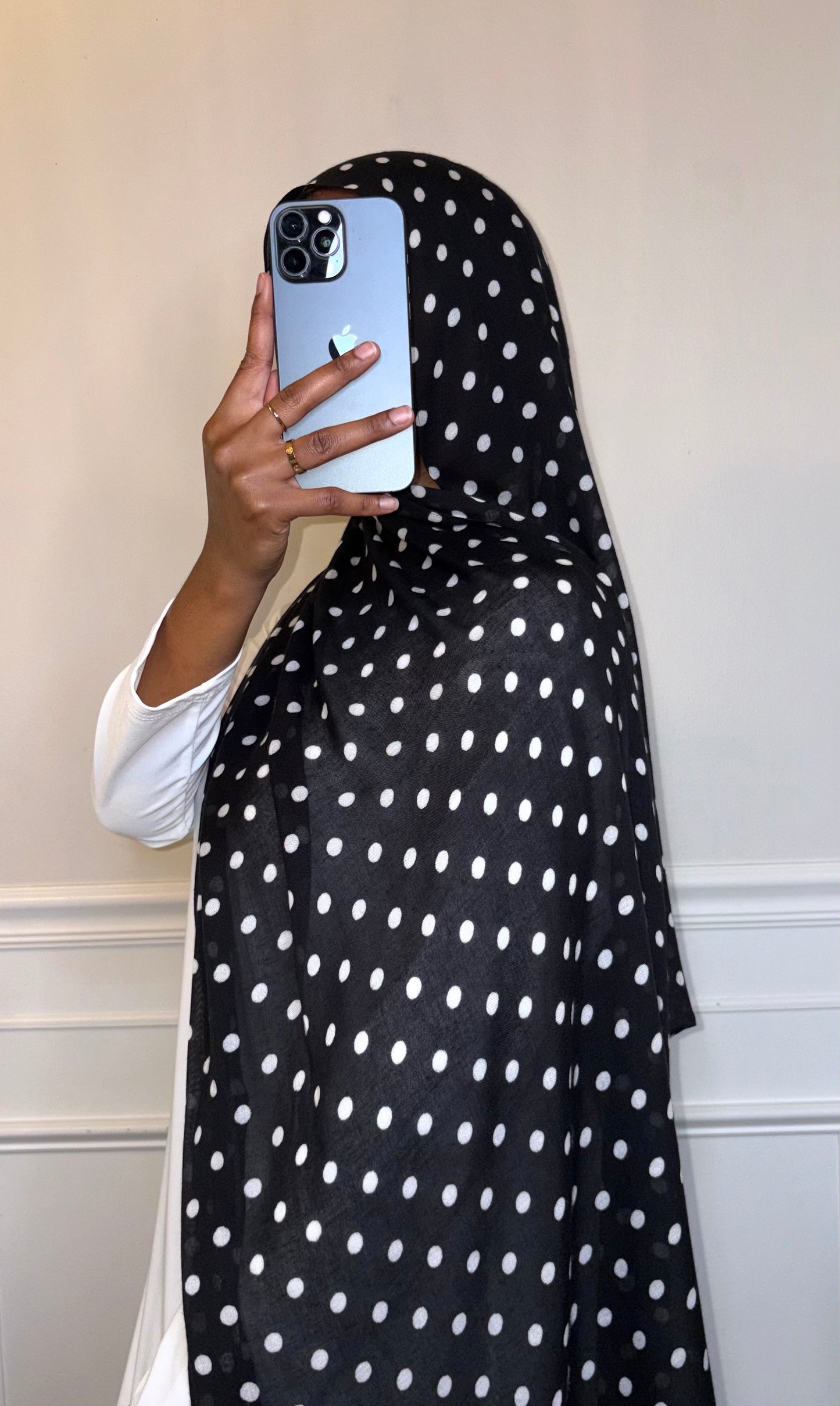 Polka dots black Modal