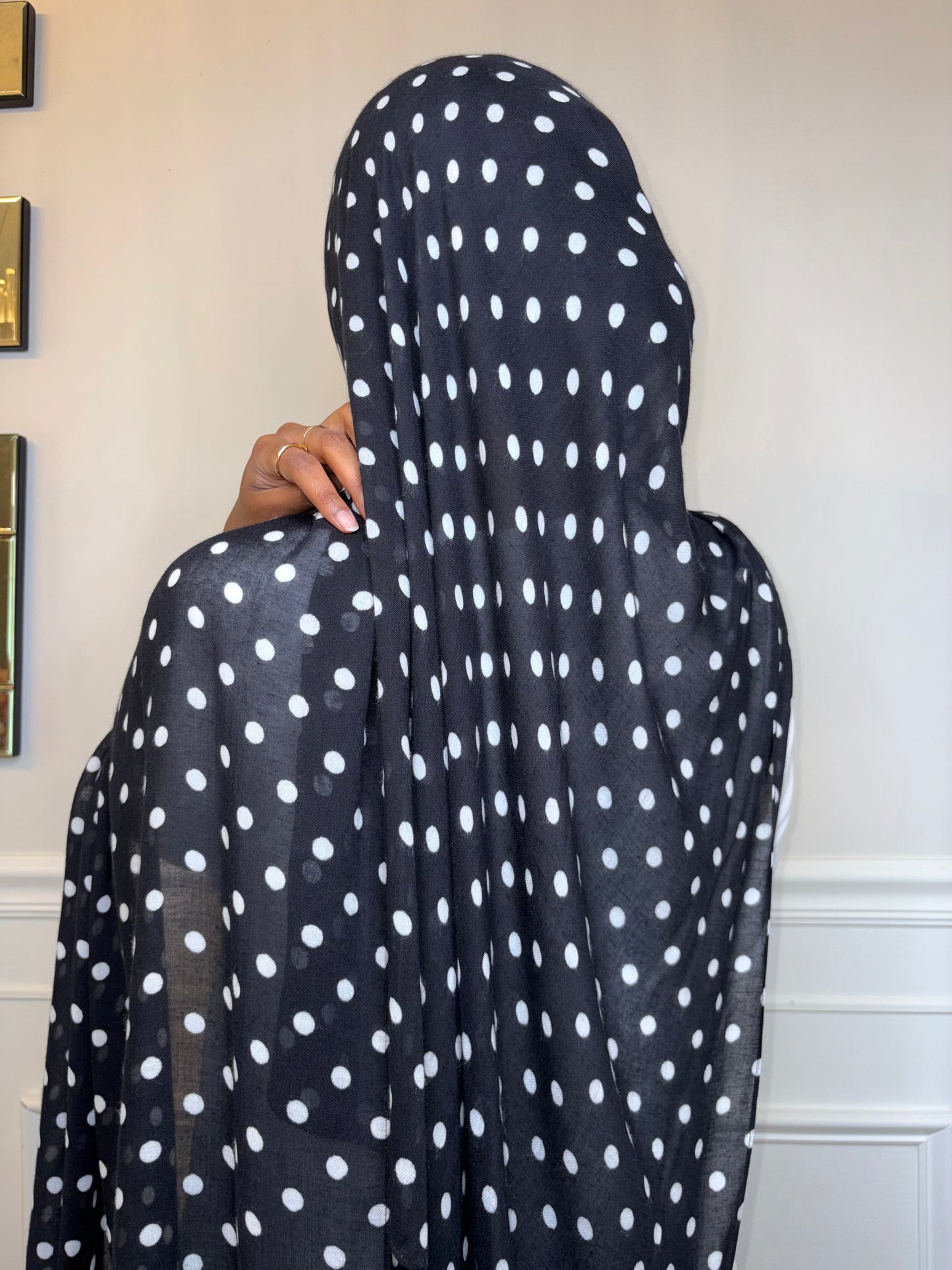Polka dots black Modal